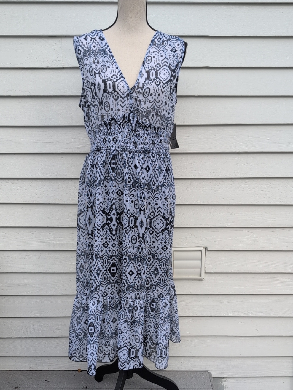 NWT Stella & Julie Printed Sleeveless V-Neck Midi Dress